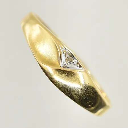 Ring med vit sten, stl 16½, bredd 2-5 mm, 18K. Vikt: 1,2 g