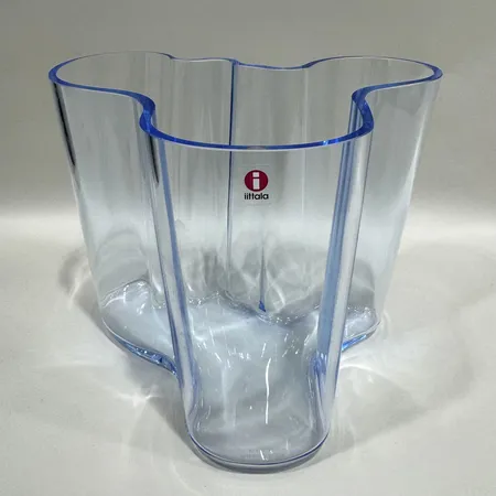 Vas Iittala Savoy, design Alvar Aalto, höjd 16cm, klarblå, etikettmärkt Skickas med postpaket.