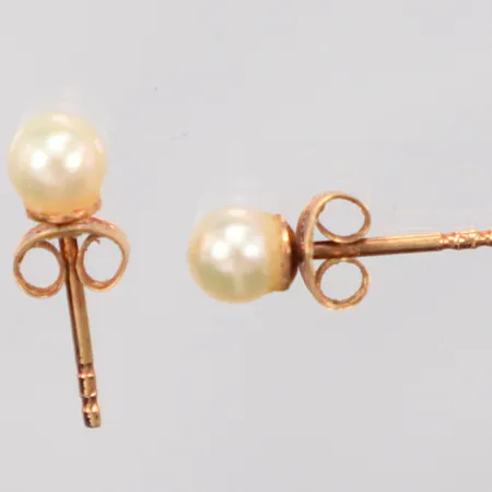 Ett par örhängen med pärlor, längd 4mm, 18K. Vikt: 0,6 g