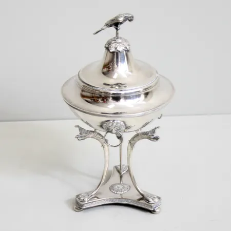 Sockerskål i silver, 26cm hög, fotens bredd 11cm, förgylld insida,  830/1000, personlig gravyr, tillverkad av K. Andersson, år 1902, vikt 681g.