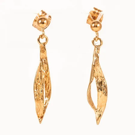 Vildmarksmönstrade örhängen i 18K guld. De är 27 mm långa och väger 1,3g.