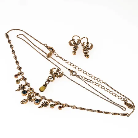 Matchande set av Pilgrim Jewellery: 2 collier och 1 par örhängen med drakar. Längd halsband 36-44 cm. Mått örhängen 14,5 x 38 mm inkl. krok. Metall. Fint skick.  