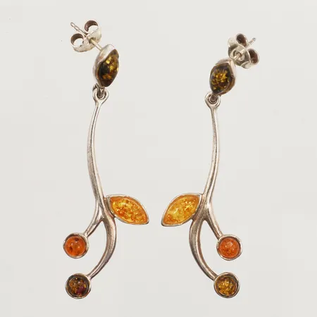 Ett par örhängen med bärnsten, ca 53cm, bredd 17mm, udda snurrebuss, 925/1000 silver Vikt: 5,4 g