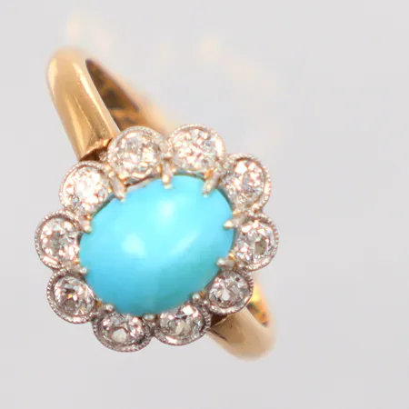 Ring med turkos och diamanter totalt 0,45ct enligt gravyr, tillverkad 1904, Ø 17¾, gravyr, 18K.
Vikt: 3,9 g