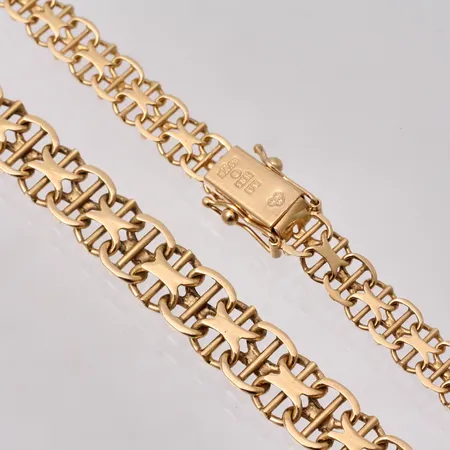 Collier i 18K guld, 42,5cm, X-länk, docerad, bredd 5,8-7,8mm, tillverkad av Stockholms Ädelsmide Ab, år 1970, vikt 19,96g.