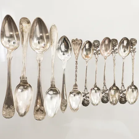 Tolv skedar, diverse modeller, monogramgravyr, 830/1000 silver Vikt: 118,6 g