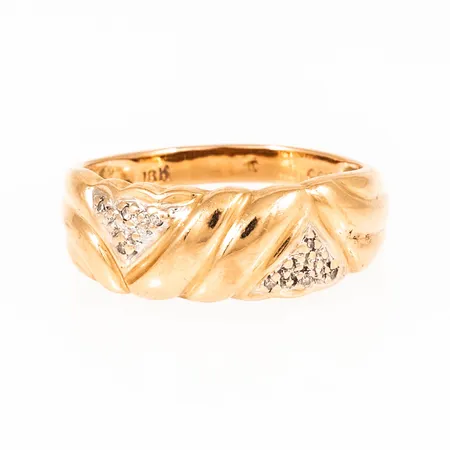 Doserad ring i 18K guld med 8 x c:a 0,005ct 8/8 slipade diamanter. Den är i storlek 18, är 3 - 7,5 mm bred och väger 5,0g. 