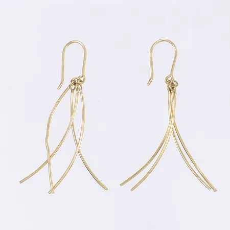 Ett par örhängen höjd 40mm inkl öglan något buckliga 18K Vikt: 1,3 g