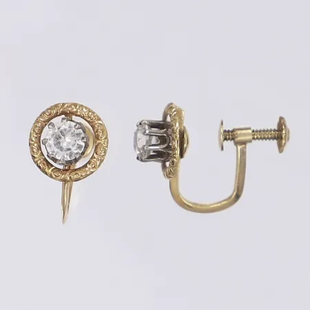Ett par örhängen med vita stenar Ø9mm, skruvlås, buckliga, 14K Bruttovikt: 2,5g Vikt: 2,5 g