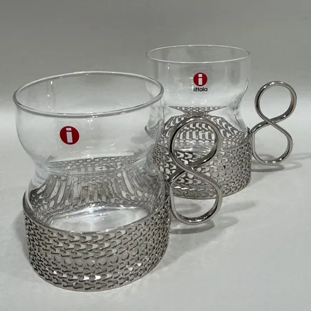 Teglas 2st, modell Tsaikka, design Timo Sarpaneva för Iittala, höjd 8,5cm, etikettmärkt