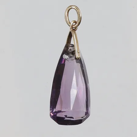 Hänge med slipad lila sten 10x29mm 14K Vikt: 2,5 g