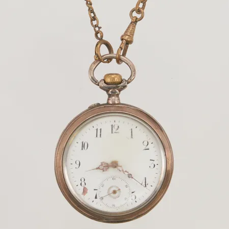 Fickur, 48mm, gravyr, skadad, kedja i oädel metall, 800/1000 Silver.