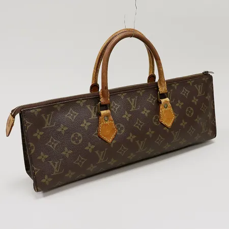 Väska Louis Vuitton Sac triangle, brunt monogramcanvas med läderdetaljer, 40x15x8cm, beslag i mässing, invändigt fodrad med skinn, slitage på hörn, mindre spricka i canvas på ena kortsidan, övrigt med ålderstecken/patina.
