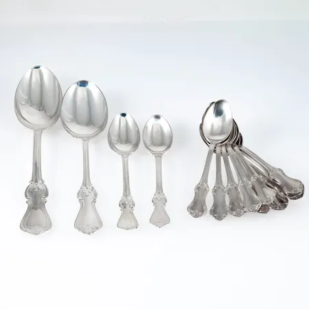 Olga i silver (830/1000): 11 mockaskedar (105 mm), 1 kaffesked (115 mm), 1 kaffesked (123 mm), 1 dessertsked (160 mm) & en bordssked (180 mm). GAB. Totalt 244g.