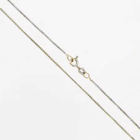 Kedja Venezia i vitguld, ca 43cm, bredd ca 1mm, behov av omrodinering, skev ögla vid lås, 18K Vikt: 2,6 g