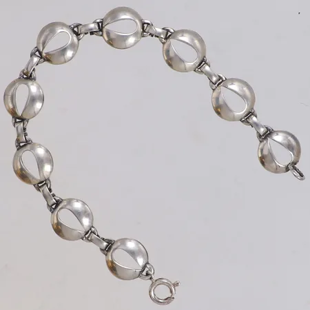 Armband, längd 16,5cm, bredd 11,2mm, skevt vid lås, 830/1000 silver Vikt: 8,5 g