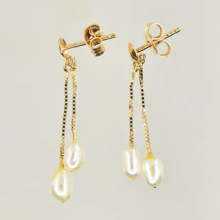 Ett par örhängen med odlade ovala pärlor, längd 26 mm, olika stoppar, 18K. Vikt: 1 g