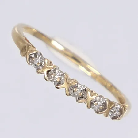 Ring med diamanter 5x ca 0,001ct stl 18¾, bredd 1-2,5mm, 18K Vikt: 1,4 g