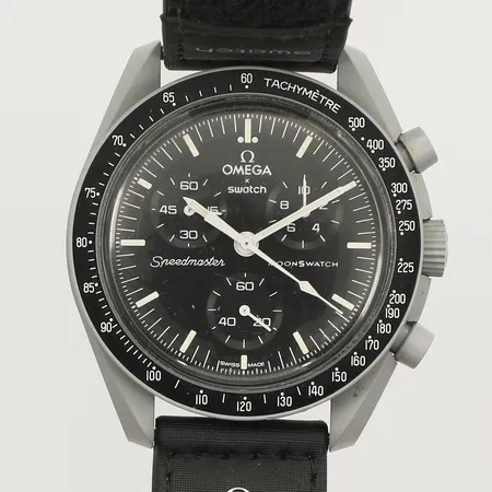 Armbandsur Omega x Swatch, Moonswatch, Mission to the Moon, Bioceramic, quartz, Ø 42mm, justerbart velcroband