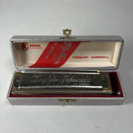 Munspel Hohner "The Larry Adler Profeessional 12" förkromad med detaljer i träfanér slitage och liten fanérspricka originalask troligen 1930-40-tal  Vikt: 0 g