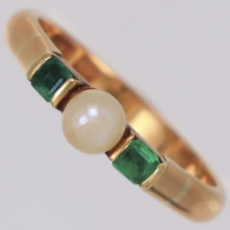 Ring med pärla och smaragder, stl 19, bredd 3-4,7mm, skadad pärla och smaragder, 18K Vikt: 4,6 g
