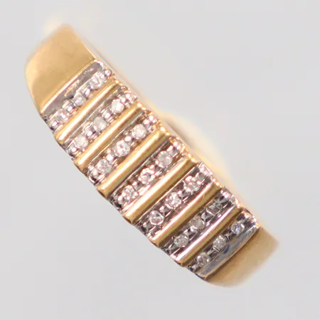 Ring diamanter 21 x ca 0,01 ct, Ø19¼, gravyr, 18K. Vikt: 3,4 g