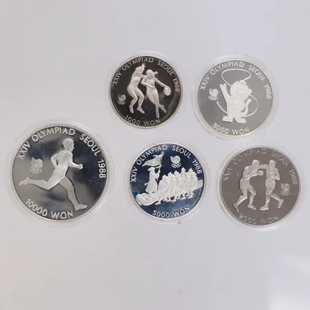 Fem Minnesmynt, OS Seoul år 1988, samtliga mynt i etui, Ø30-40mm, bruttovikt 96,2g, två mynt ej silver (2000&1000 WON), certifikat med specifikationer, ask, 925/1000, silvervikt 67,2g