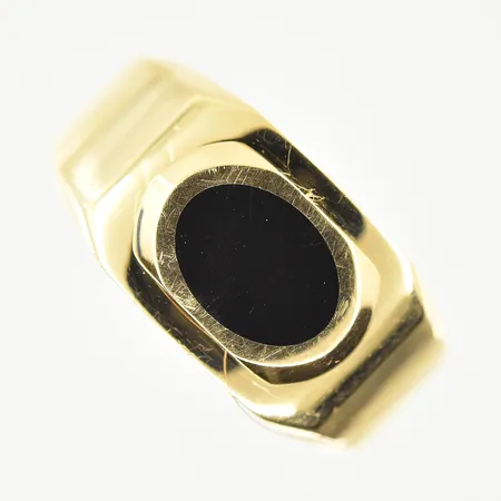 Klackring med onyxplatta, stl 19¼, bredd 5-11 mm, 18K. Vikt: 4,7 g