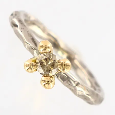 Ring med bruntonad diamant ca 0,23ct, skena i vitguld, stämplad Dream, stl 17, skenans bredd ca 2,5mm, höjd ca 6mm, 18K Vikt: 5,9 g