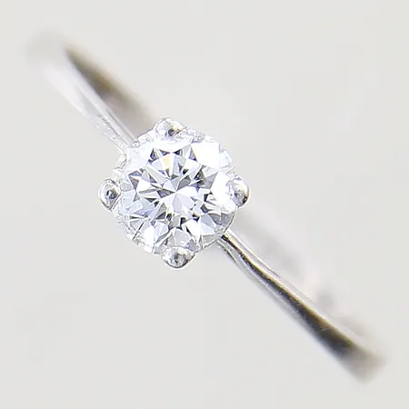 Ring med briljantslipad diamant ca 0,52ct, kvalitet River (D)/IF, Ex/Ex/Ex, enligt GIA Diamond dossier, lasergraverad rondist med certifikatnummer: GIA 1285909613, stl 16½, bredd 2-5mm, GIA Certifikat, något skev skena, platina 950/1000