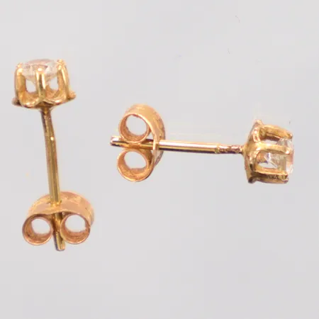 Ett par örhängen med vita stenar, bredd 4mm, 18K.  Vikt: 0,7 g