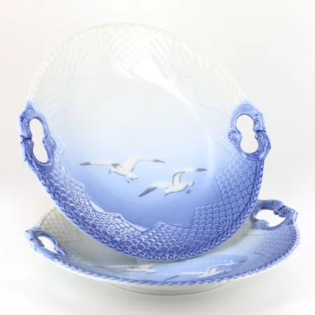 2 uppläggningsfat med hänkel, 25,5x26,5cm, nr: 422, Blå Måsen Royal Copenhagen, 3:e Sortering Vikt: 0 g Skickas med postpaket.