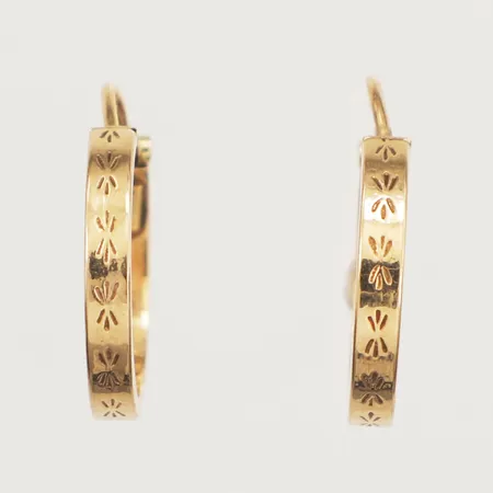 Ett par örhängen med mönstergravyr, ca 18mm, bredd 2,6mm, 18K Vikt: 1,5 g