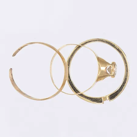 Diverse guld defekt (bl a ring med svenska stämplar troligen 1896) en ring med vit sten 18K Vikt: 6 g