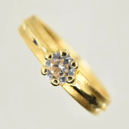 Ring med vit sten, stl 18½, bredd 4-6 mm, 18K. Vikt: 1,1 g