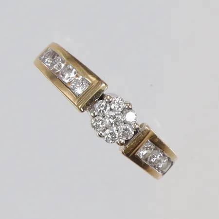 Ring med diamanter totalt ca 0,30ct, stl 17¼, bredd 2-5mm, 18K Vikt: 4,4 g