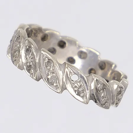 Ring med diamanter 27x ca 0,01ct, stl 18, bredd 5mm, saknar en sten, vitguld 14K Vikt: 4,3 g