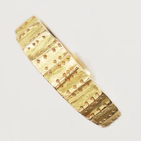 Ring med strukturdekor, stl 18½, bredd 5,4mm, N Nisb Sigtuna Formgivareverkstad, 18K Vikt: 3,2 g