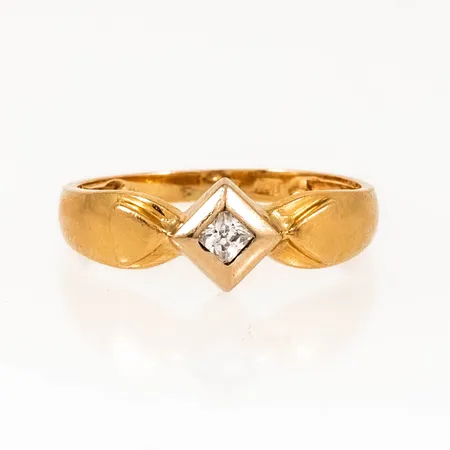 Ring i 18K guld med en vit sten. Den är 2,3 - 7 mm bred, är i storlek 17¼ och väger 2,0g. 