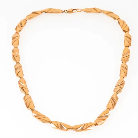 Vildmarksmönstrat collier i 18K guld. Det är 45 cm långt, 7,7 mm brett och väger 37,6g. Karbinhake. Stämplat BEH 18K kattfot. 