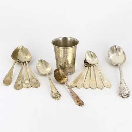 13 skedar olika modeller, 1 bägare bucklig, Silver 800-830/1000 Vikt: 267,2 g