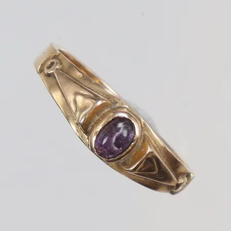 Ring med lila sten stl 18 bredd 2-5mm GD&Co (Guldvaruaktiebolaget G. Dahlgren & Co) Malmö 1922, 18K Vikt: 2,1 g