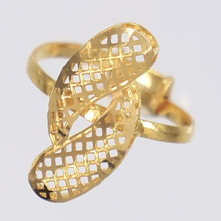 Ring med genombruten dekor reglerbar storlek ca 15-16½ bredd 3-20mm 21K Vikt: 1,8 g
