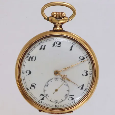 Fickur, två boetter i 18K, manuell, 50mm, boettnr 131 / 351131, serienr 3051129, liten sekundvisare, gravyr, behov av service, repig, skadad, bruttovikt 87,2g.