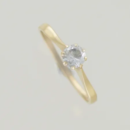 Ring med sten, Ø 19 mm, bredd 5,3 mm, 18K Vikt: 2,4 g