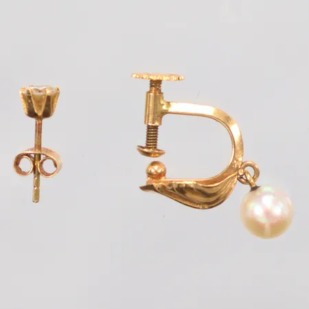 Två omaka örhängen, en med pärla och en med vit sten, 18K.  Vikt: 1,6 g