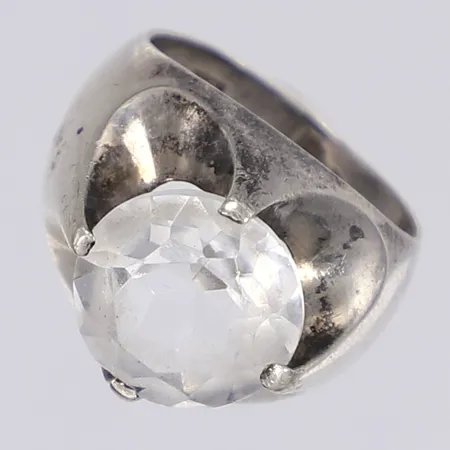 Ring med slipad vit sten stl 16¼ bredd 4-11mm otydliga stämplar 1970, troligen Bengt Hallberg Köping skev skena silver 830/1000 Vikt: 6,1 g