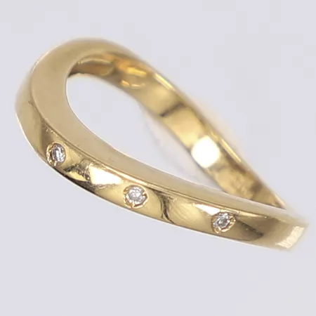 Ring med diamanter 3 x ca 0,005ct stl 18 svängd organisk form 18K Vikt: 4,6 g