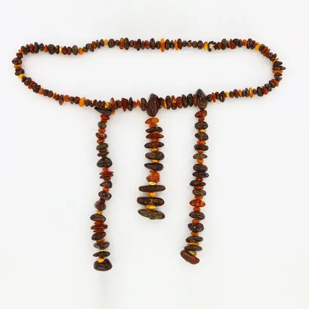 Collier med bärnsten, ca 60cm, stenarnas bredd ca7-25mm, hängdelarna ca 12-16cm,  Vikt: 0 g