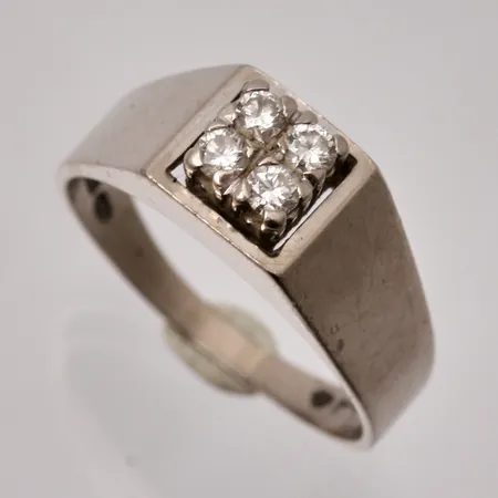 Ring i 18K vitguld, stl 17¾, bredd 2-7,4mm, 4st diamanter, 0,24ct, otydlig ansvars stämpel, år 1985, vikt 5,33g.